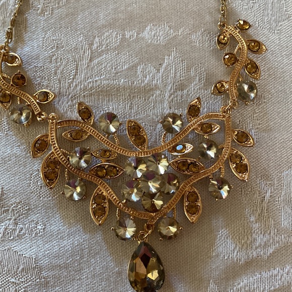 Three- Tiered gold Necklace (costume with matching earrings 
With earrings - Picture 8 of 8